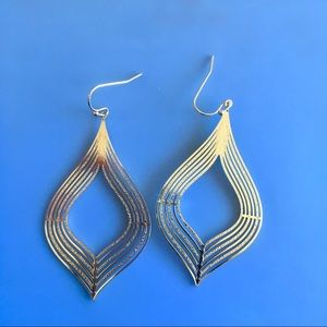 delicate gold filagree boho earrings NWOT